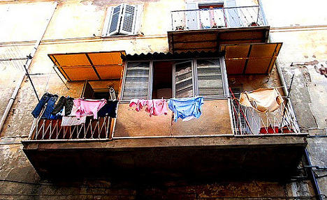Italian falls off balcony while hiding from lover’s husband