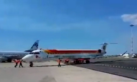 Video: Rome airport staff give passenger jet a ‘push start’