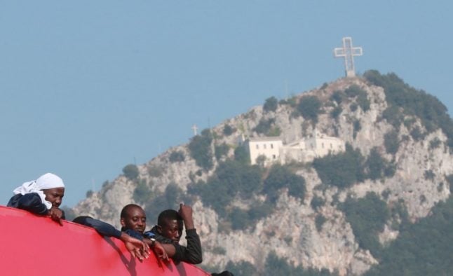 Sharp drop in number of migrants entering Italy by sea
