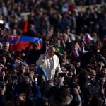 Pope urges faithful to stop taking snaps at mass