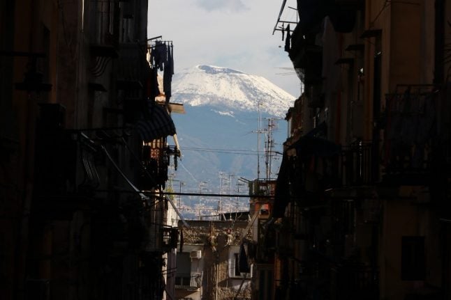 Where are Italy's active volcanoes?