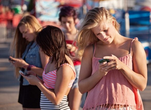 Italian government unveils plan to tackle smartphone addiction
