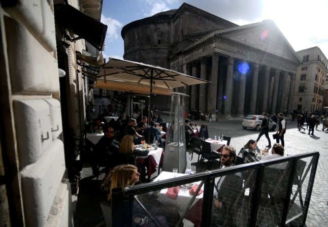 No health certificate is required to eat outdoors in restaurants in Italy. 